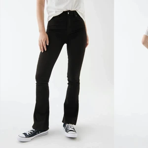 Svarta bootcut  - Säljer dessa svarta bootcut jeansen från Gina då de är för små för mig. Väldigt sköna och stretchiga och i bra skick. Hör av gärna av er för mer frågor/bilder!