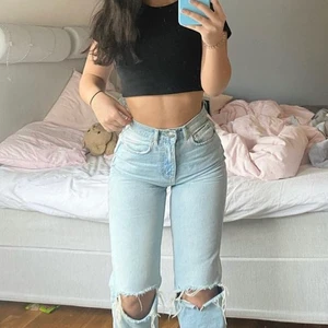 Blåa jeans med hål - Super snygga jeans som jag köpte för 600kr💕💕💕 säljer på grund av ingen användning. Kan mötas upp i Stockholm också. 