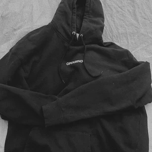 Hoodie nyskick, läs nedan om pris - Storlek M, ganska oversized! Väldigt lite använd, gott skick. 🌸  buda från 50 eller säg ett bra pris och köp den direkt! OBS (på bilden ser de ut som små fläckar på tröjan, men det är små vita tussar från en annan tröja) 🥰 Denna är helt felfri👍🏻 (skickar alltid tillbaka pengar om frakten blir mindre än sagt) 