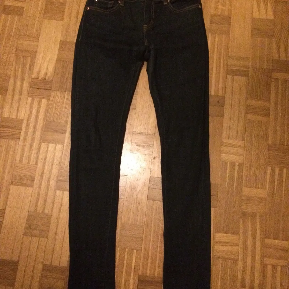 Byxan har ganska långa ben men storleken är S/M. Det kommer passa dig som har långa ben😊. Jeans & Byxor.