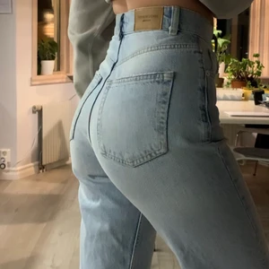 NYA JEANS - Svinsnygga och populära jeans från Gina, helt nytt skick!! Prislappen finns kvar💕 Ordinalpris 599kr, säljer för 350kr! Mötas i Göteborg/Mölndal eller skickas mot porto! 