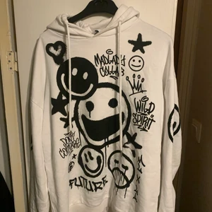 MADLADY X Lisa Anckarman - Supersnygg hoodie från Madladys collab med Lisa Anckarman, knappt använd, nyskick. Köpt för 500kr vid produktsläpp, frakt tillkommer