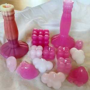 Rosa ljus - Handgjorda ljus i olika färger och former 💗 Små bubbel: 29kr, stora bubbel: 59kr, moln: 39kr, hjärtan: 39kr, höga ljus: 99kr, dödskalle: 15kr