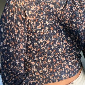 Topp - Säljer denna glittriga, blommönstrade topp från Zara🥰 lappen är kvar så helt oanvänd❤️ storlek S, säljer för 190kr + frakt