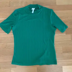 Nya grön t-shirt i bra material från H&M. Använd en gång. 