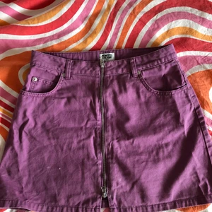 Lila jeanskjol  - En gammal goding!! En av mina bästa kjolar men kmr inte längre till användning. Utrustad med både fickor och dragkedja!!! Från weekday. Puss!! 