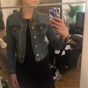 Jeans jacka  - Trendig jeans jacka i fint skick 