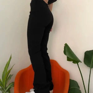 Midwaist kostymbyxor  - Ett par midwaist kostymbyxor som är köpta här på Plick men var för små💞 hur fina som helst och lite 90-tals stil (Första två bilderna är lånade!!)