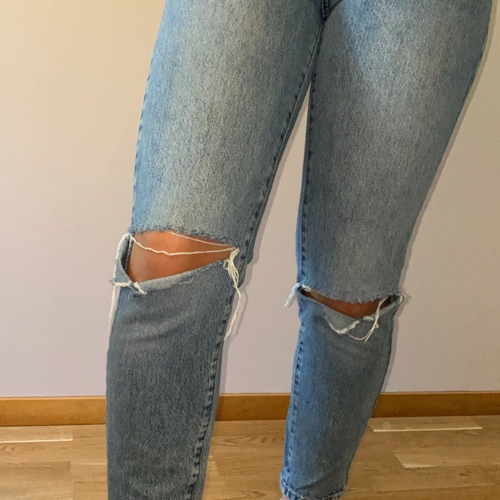 Jeans med hål på knäna från Gina Tricot med hög midja. Modellen är 160. . Jeans & Byxor.