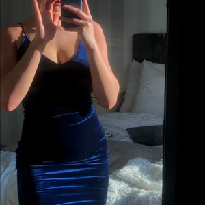 Marinblå klänning - Super skön och snygg tajt klänning från Bik bok, helt oanvänd. Pris kan diskuteras:)