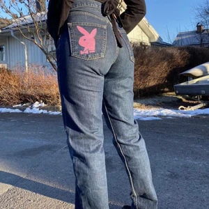 playboy / levis jeans - levis jeans med playboy tryck målat av uf företaget SECONDARTUF  W: 31 L: 34 små i storleken, modellen på bilden brukar bära s/36 i jeans men blir en snygg oversized fit, 