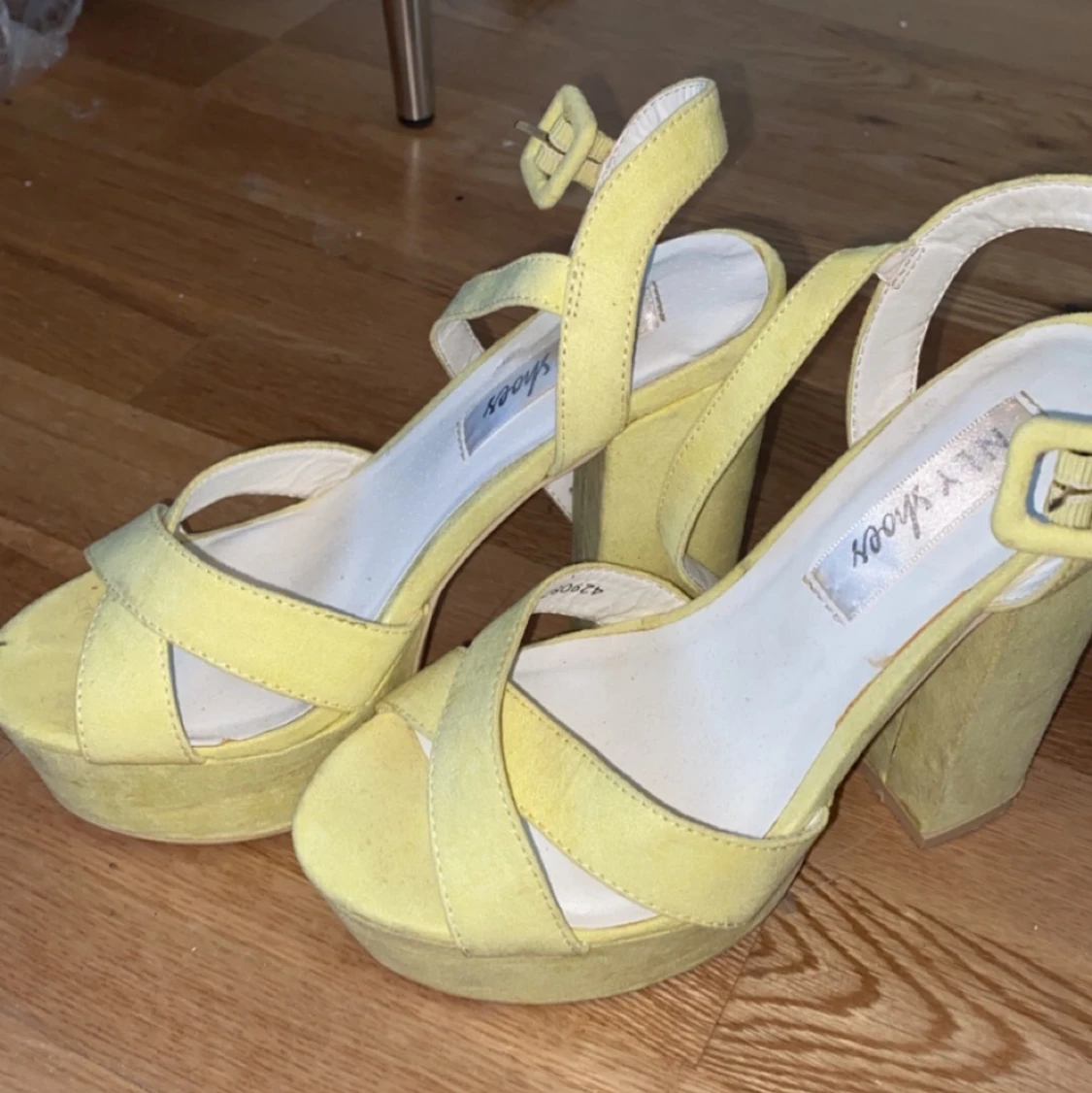 Gula klackskor  - 90