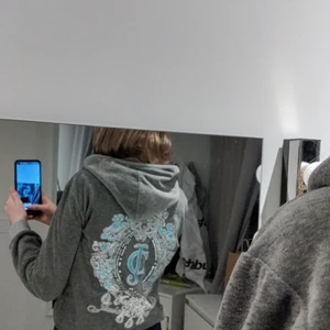 Juicy couture zip hoodie - En fin juicy couture zip hoodie i fint skick, skulle säga att den är en s, kanske även m. Om det är flera som är intresserade så startar jag en budgivning 💕