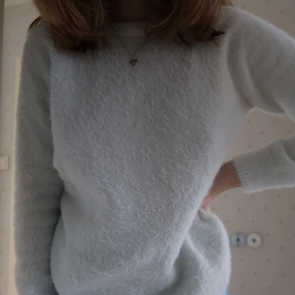 Vit fluffig tröja