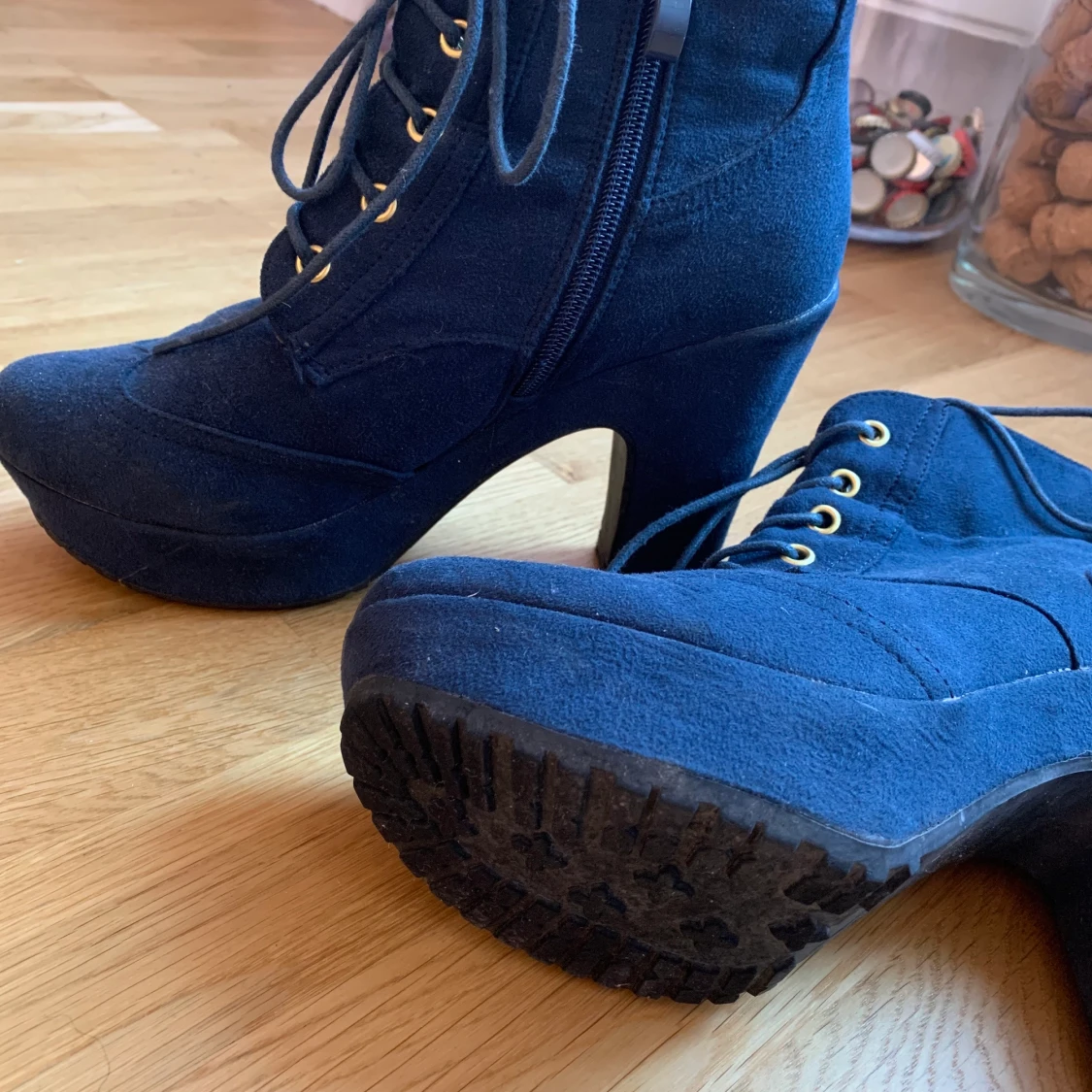 Mörkblåa klackskor