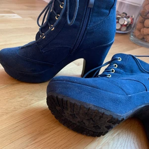 Mörkblåa klackskor - Ett par mörkblåa som är använda men i fint skick. 200kr + frakt