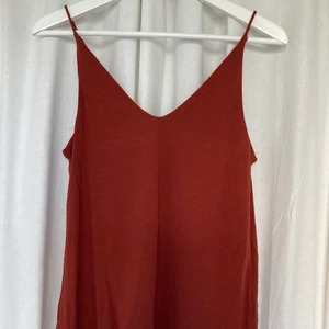 Linne H&M - Oanvänt linne från H&M i storlek XS. 100% polyester och dubbel fordring runt bysten och övre rygg. Frakt tillkommer.