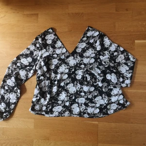 Blommig blus  - Blommig blus från Bikbok, köpt för flera år sedan. Sparsamt använd. 