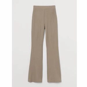 Beigea utsvängda byxor - aldrig använda! 