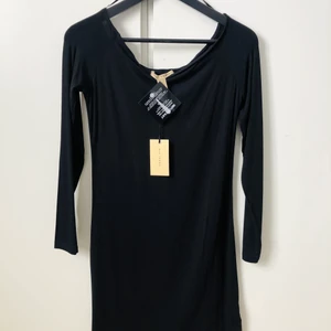 Svart off shoulder-klänning - Svart figurnära off shoulder-klänning från NLY trend i bomull. Oanvänd med prislappar kvar.