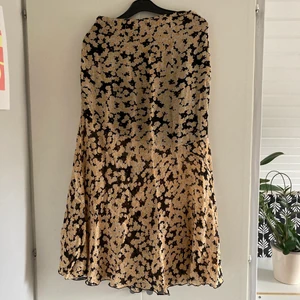 & Other Stories- kjol strl 36 - Blommig midikjol från & Other Stories. Superfin och unik. Är använd men i toppskick. Köparen står för frakten. 🌼