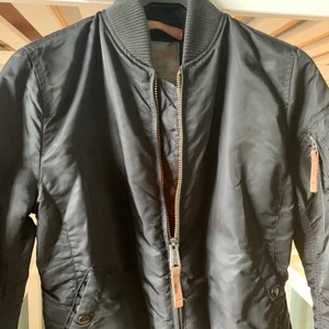 Alpha industries jacka storlek M - Den är i perfekt skick. Det är den varmare/tjockare modellen :) Mamma och pappa renoverar igen och jag får inte plats med alla mina saker 😯