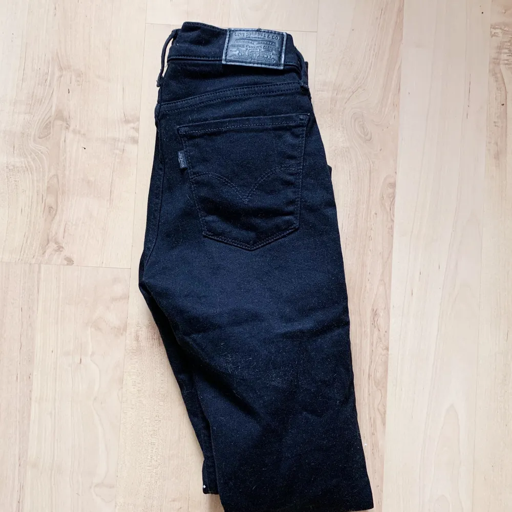 Helt nya lågmidjade Levis jeans i stl 25, motsvarar ungefär xs/s. Modellen 710 super Skinny. Aldrig använda. Frakt tillkommer. Jeans & Byxor.