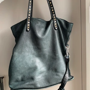 Svart skinnväska - Svart väska i äkta skinn med nitar på handtagen samt  vikbar🖤