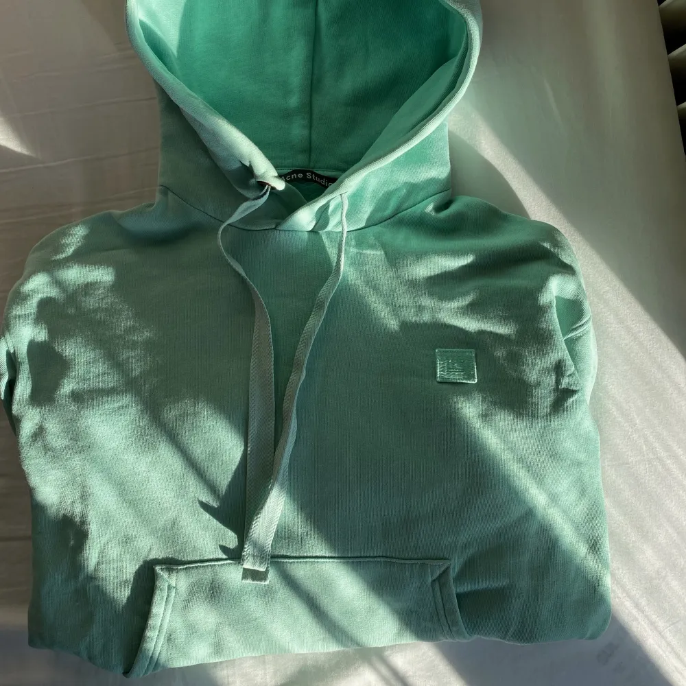 Säljer mina fina turkos/mint gröna hoodie från acne som är svår att hitta. Den är i storleken xxs och är i bra skick förutom en liten fläck på axeln. Står ej för frakten💕 . Hoodies.