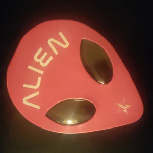 Eyeshadow palette - Jeffree Star Alien Platte. Most shades have only been swstched but one broke off.