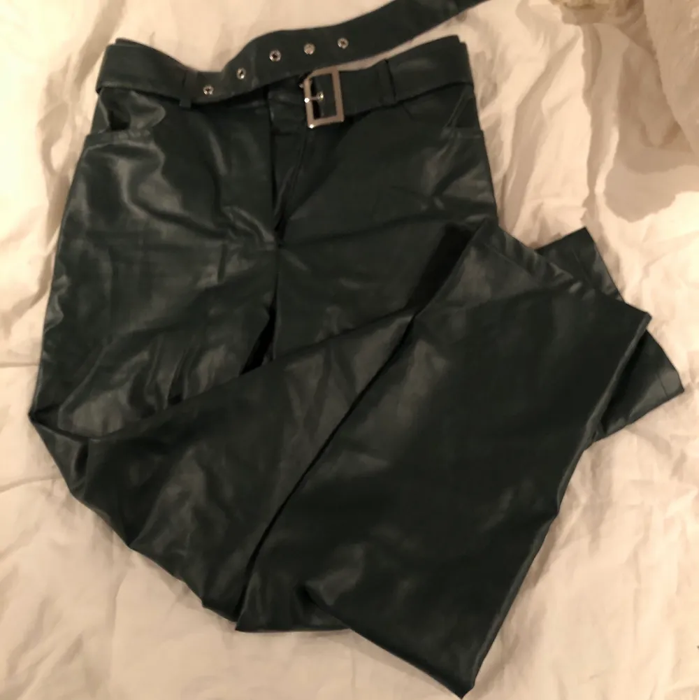 Säljer mina gröna skinnbyxor då dem inte passar mig längre!! Från AFJ kollektionen med NA-KD. . Jeans & Byxor.