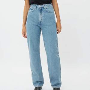 jeans från weekday i modellen rowe! säljer på grund av att dem inte sitter som jag önskar :( använda några fåtal gånger därför är dem i ett jättebra skick! frakt tillkommer på 66 kronor. Nypris 500kr. 😇