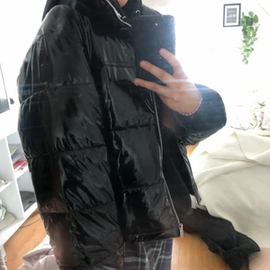 glansig puffer jacket - Fin och bekväm jacka från Ginatricot, inte alls mycke använd! Köpt för 600 kr, slutar precis ovanför rumpan och är en storlek M. Kan dela på frakten😊