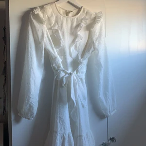 Vit sommarklänning  - Vit sommarklänning i storlek 34, använd fåtal gånger💗 från nelly, köparen står för frakten🌸