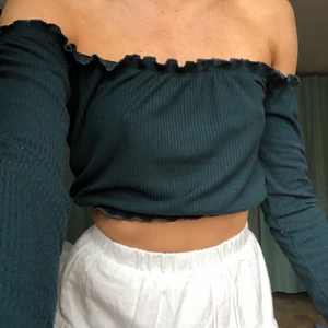 offshoulder topp - mörkgrön offshoulder topp från bikbok💞💞✨