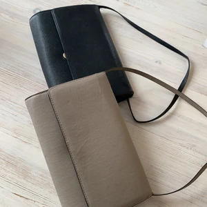 Två väskor ifrån hm - Två väskor köpta second hand ifrån hm, metallstängningen på den svarta har lossnat men fungerande väska ändå. 40kr/styck. Går att ha både långt och kort band, spår frakt 57kr❤️