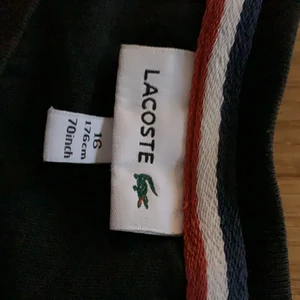 Lacoste - En svart Lacoste t-shirt använd typ inget 