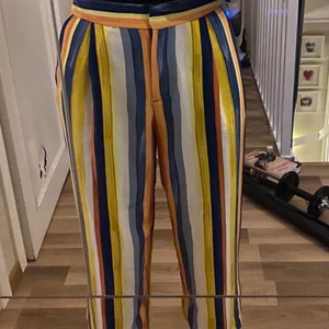 Byxor - Härliga byxor från monki storlek 34, köpare står för frakt❤️
