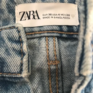 Jeans från zara - Säljer dessa supersnygga jeans ifrån zara! Endast testade så dom är i nyskick! Storlek 36, hör av er vid intresse eller om ni vill ha fler bilder!💓