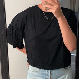 svart topp  - svart topp med volangärm🖤