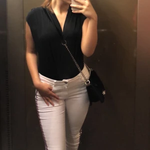 Korsad body från Zara - Jättefin svart korsad body från Zara i storlek S. Skulle säga att den är lite ”kontorsaktig” om ni förstår vad jag menar. Stilren och fin.