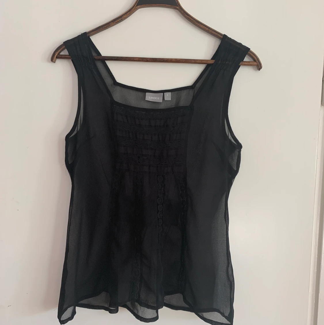 Svart linne med spetsđŻââïž