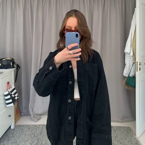 Svart jeansjacka - Svart jeansjacka i lite längre modell, perfekt till våren🌞 Använd fåtal gånger förra våren, som ny! Köpt för cirka 500kr. (Jag är ca 165) frakt på 66kr tillkommer