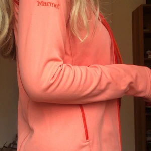 Träningströja - Träningströja i snygg färg, aldrig använd