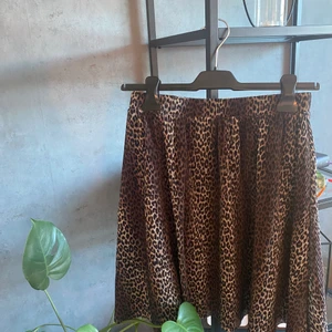 Leopardmönstrad kjol - En härlig sommar kjol av den kortare varianten, väldigt skönt och härligt material! Priset för kjolen är 40kr, frakten kostar sedan 66 eller 48 beroende på om du önskar spårbart paket eller inte!🤩