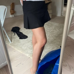 Svart kjol - Svart kjol från Zara i storlek S. Aldrig använd endast provad. Köpt för flera år sedan så finns ej i butik. Har dragkedja bak samt volang nertill. 