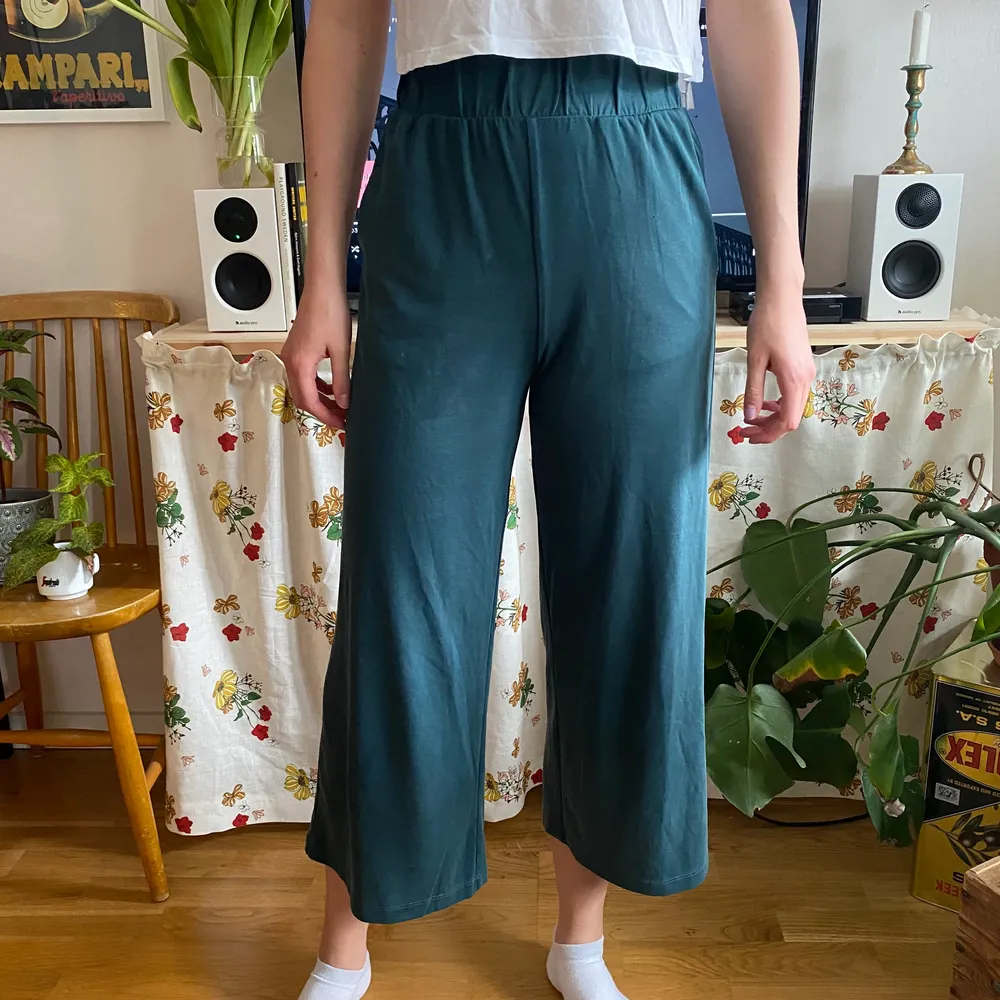 Gröna ankelbyxor från Monki. Mycket sköna. Något korta på mig som är 176 cm. Töjbar resår i midjan. Några märken i tyget baktill (se bild). 50 kr exkl. frakt.. Jeans & Byxor.