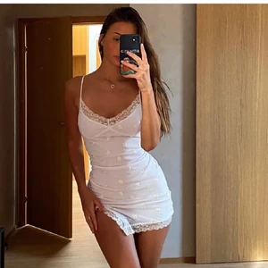 Blommig klänning  - Helt ny klänning från motel rocks, nypris 500 + frakt. Köpt här på Plick men tyvärr för liten, aldrig använd💕 Bilderna är den tidigare ägarens egna bilder 🤩