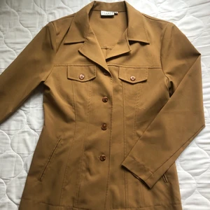Kostymjacka från Hennes Collection  - Supersnygg beige kostymjacka från Hennes Collection (HM ala 90-tal)! Storlek 36🌞