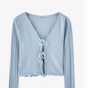 Kofta, storlek: M - Detta är en kofta från zalando som jag köpte nyss men den passade inte och därför säljer jag denna, aldirg använd storlek: M jätte fin säljer den för 100kr nypriset var 169kr 🤩 kan fraktas men då står köparen för frakten 🥰